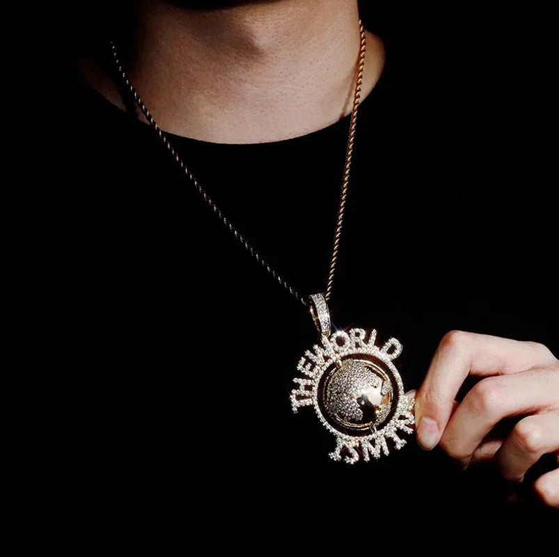 Pendentif « The World is Mine »