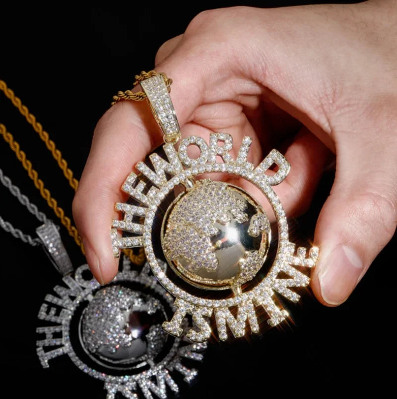 Pendentif « The World is Mine »